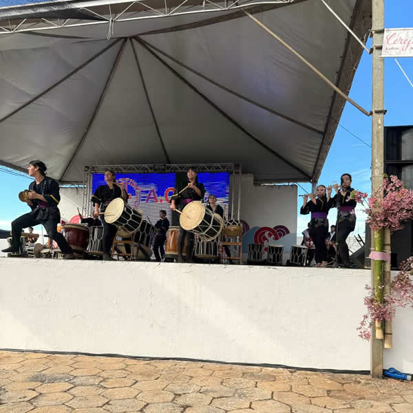 Apresentação do grupo de Taiko Nisshindaiko tocando os tambores japoneses tradicionais